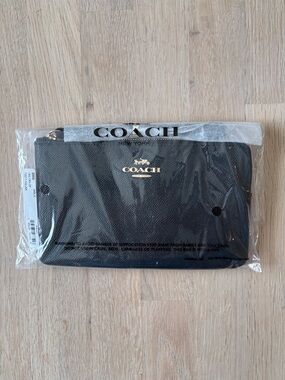 ✨COACH✨ NWT Large Corner Zip Wristlet-Black with Gold-Chic, Classic Gift Ready!